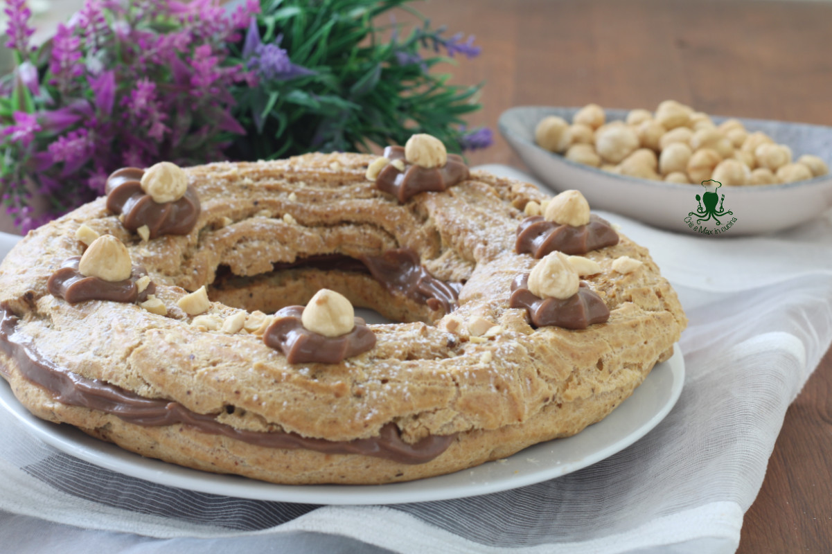 Couronne de pâte à choux aux noisettes avec crème au Nutella, recette inspirée du Paris-Brest
