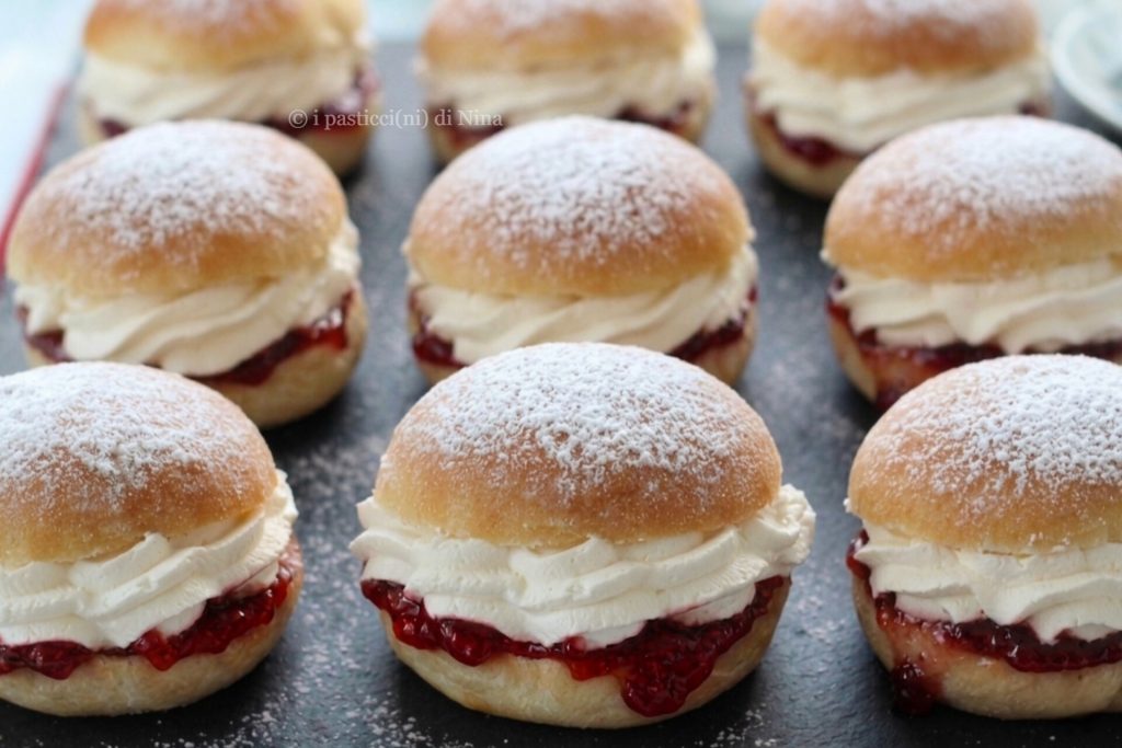 Devonshire split petits pains doux anglais garnis de crème et de fraises recette i pasticcini di Nina