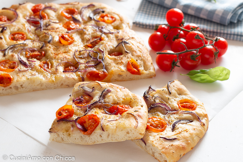 Focaccia aux tomates cerises et oignons