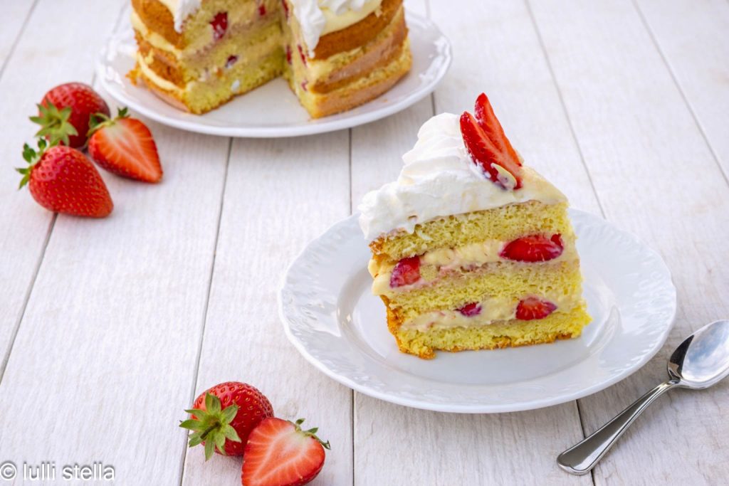Tranche de gâteau aux fraises avec des couches de pan di Spagna et de crème pâtissière