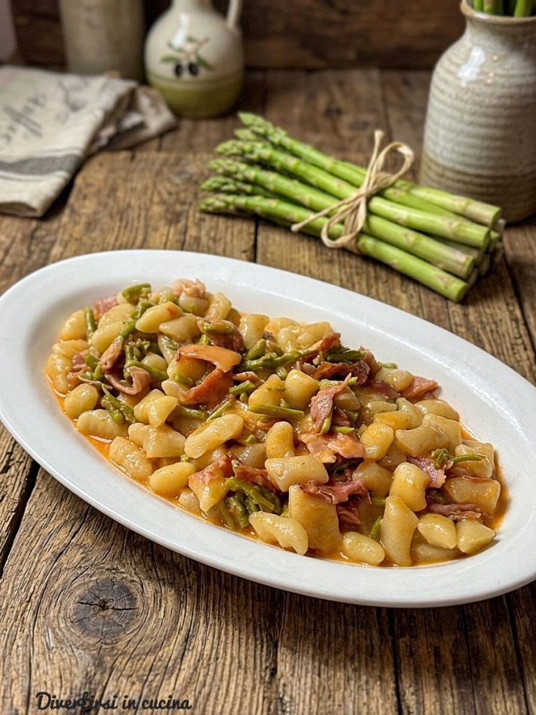 Assiette de gnocchis crémeux au speck et aux asperges sur une table en bois rustique