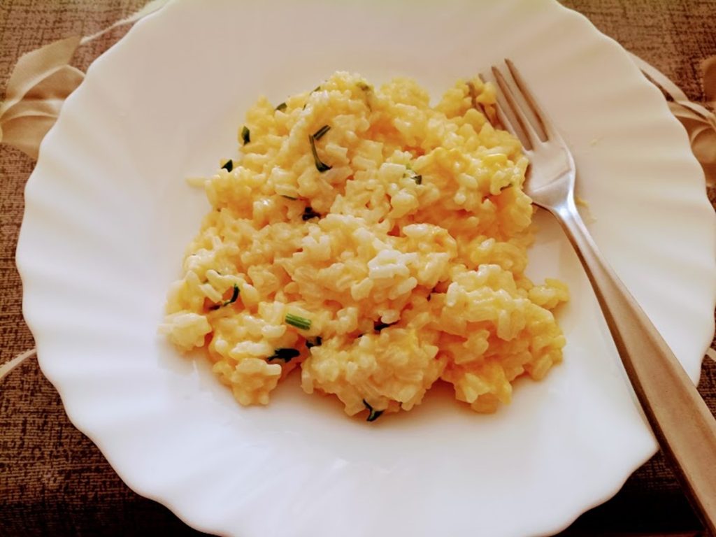 Riz à l'oignon, tranches de fromage fondu et persil filant