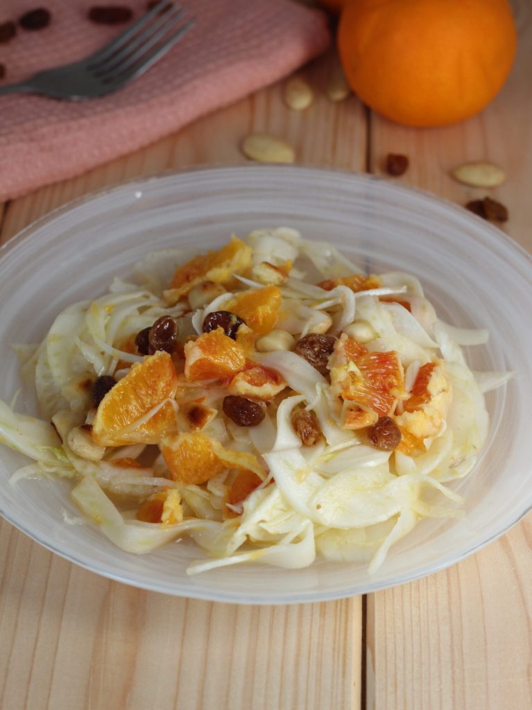 salade de fenouil et d'oranges aux amandes et aux raisins secs