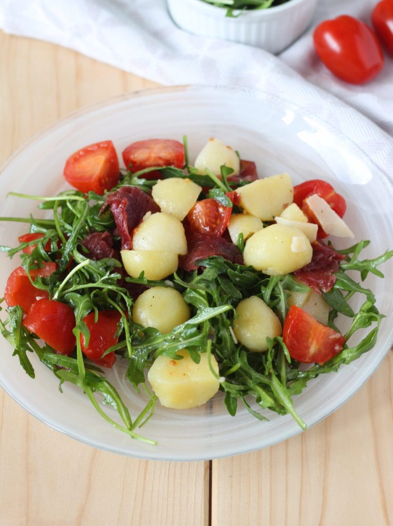 salade de bresaola aux pommes de terre roquette et tomates cerises