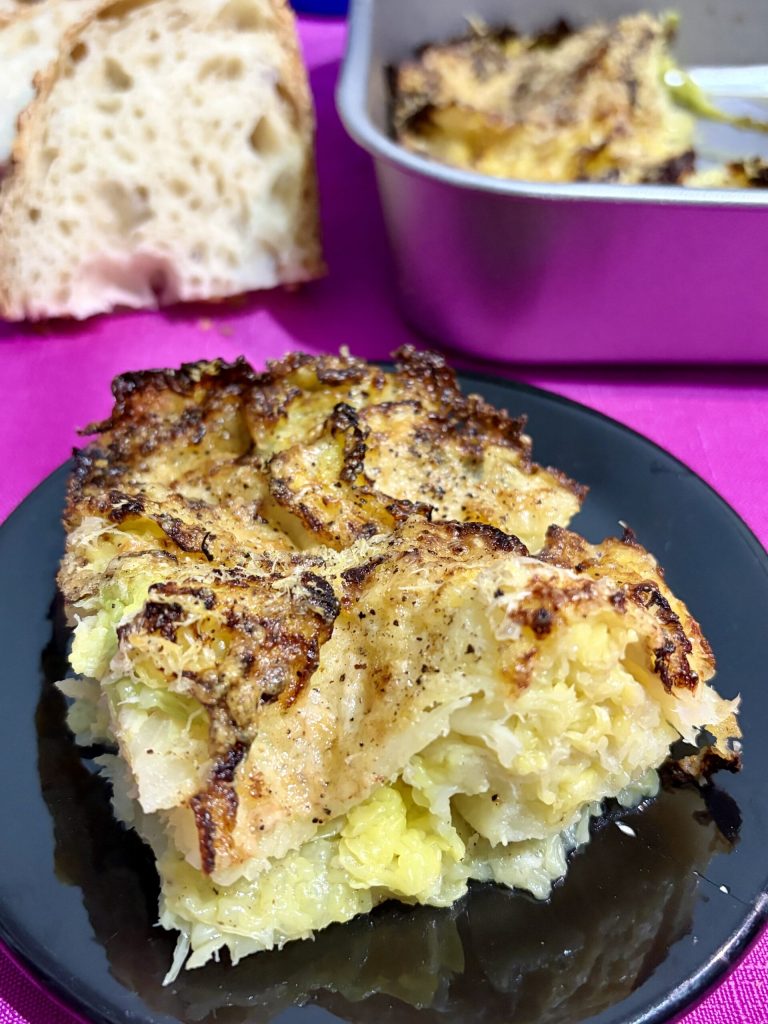 Tranche de chou gratiné, croustillante à l'extérieur et moelleuse à l'intérieur, cuite à la friteuse sans huile