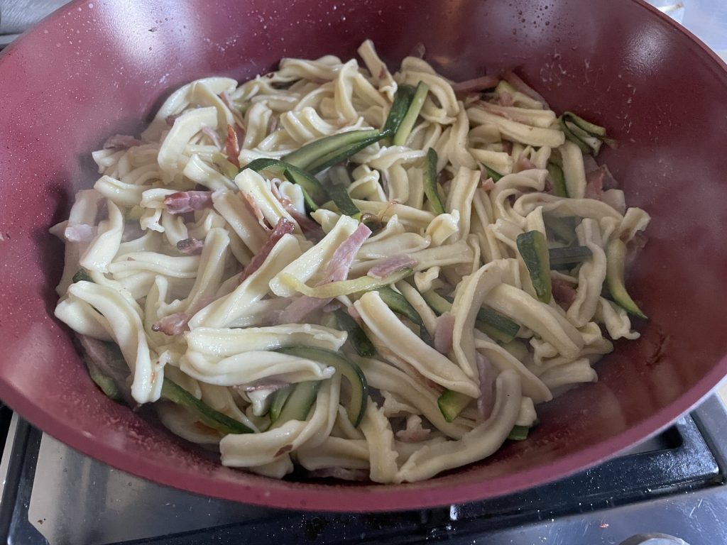 pâtes fraîches speck et courgettes 7