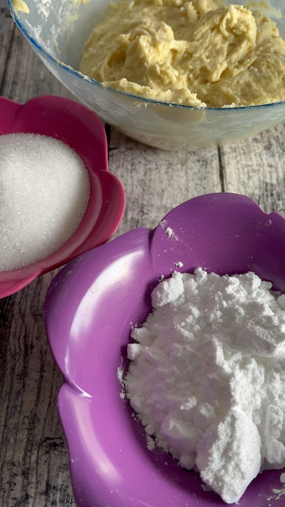 Sucre semoule et sucre glace pour enrober les biscuits à l'orange