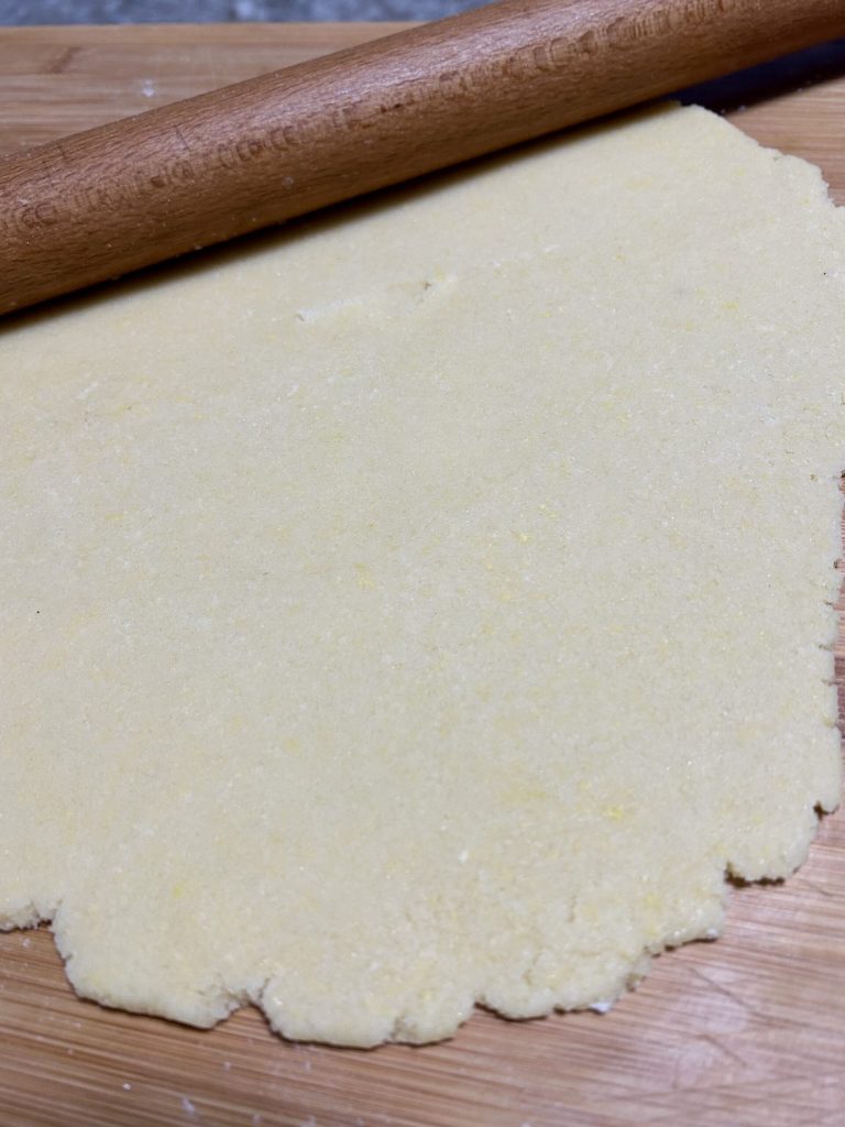 pâte sablée étalée pour préparer la pastiera napoletana maison