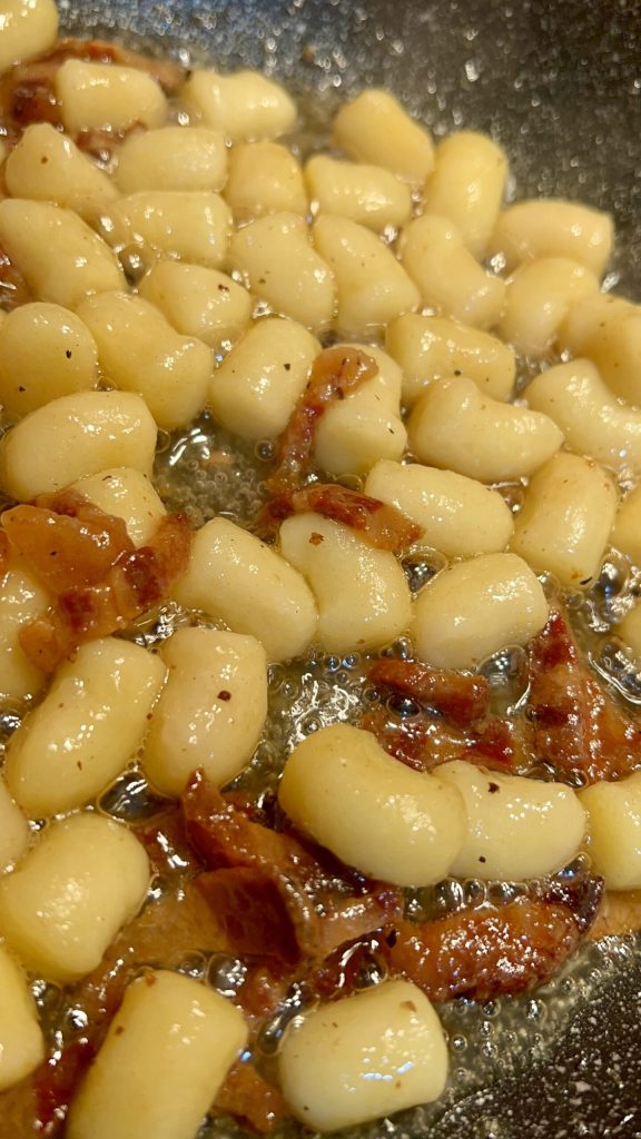 gnocchetti sautés à la poêle avec guanciale croustillant