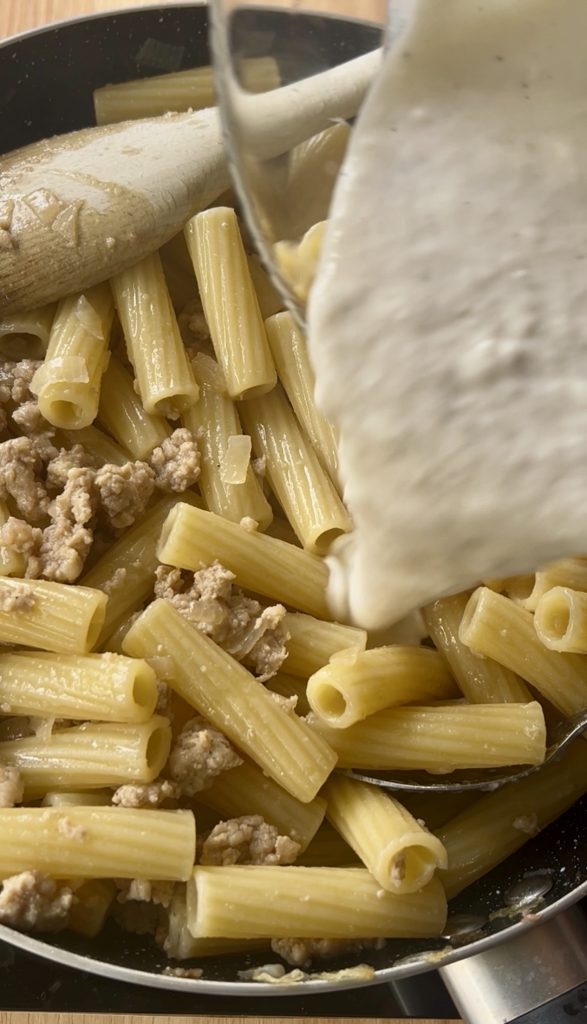 ajout de la crème de ricotta dans les pâtes alla norcina