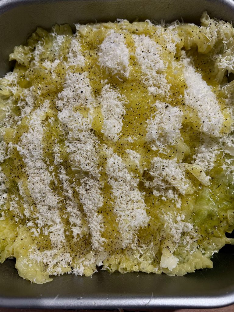 Chou assaisonné d'huile, poivre et fromage prêt pour la cuisson