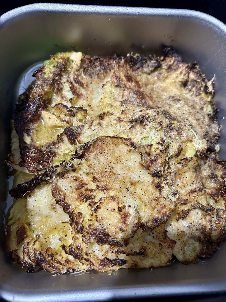Chou gratiné doré cuit à la friteuse sans huile dans le plat