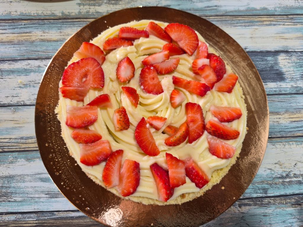 Gâteau moelleux à la crème Chantilly et aux fraises