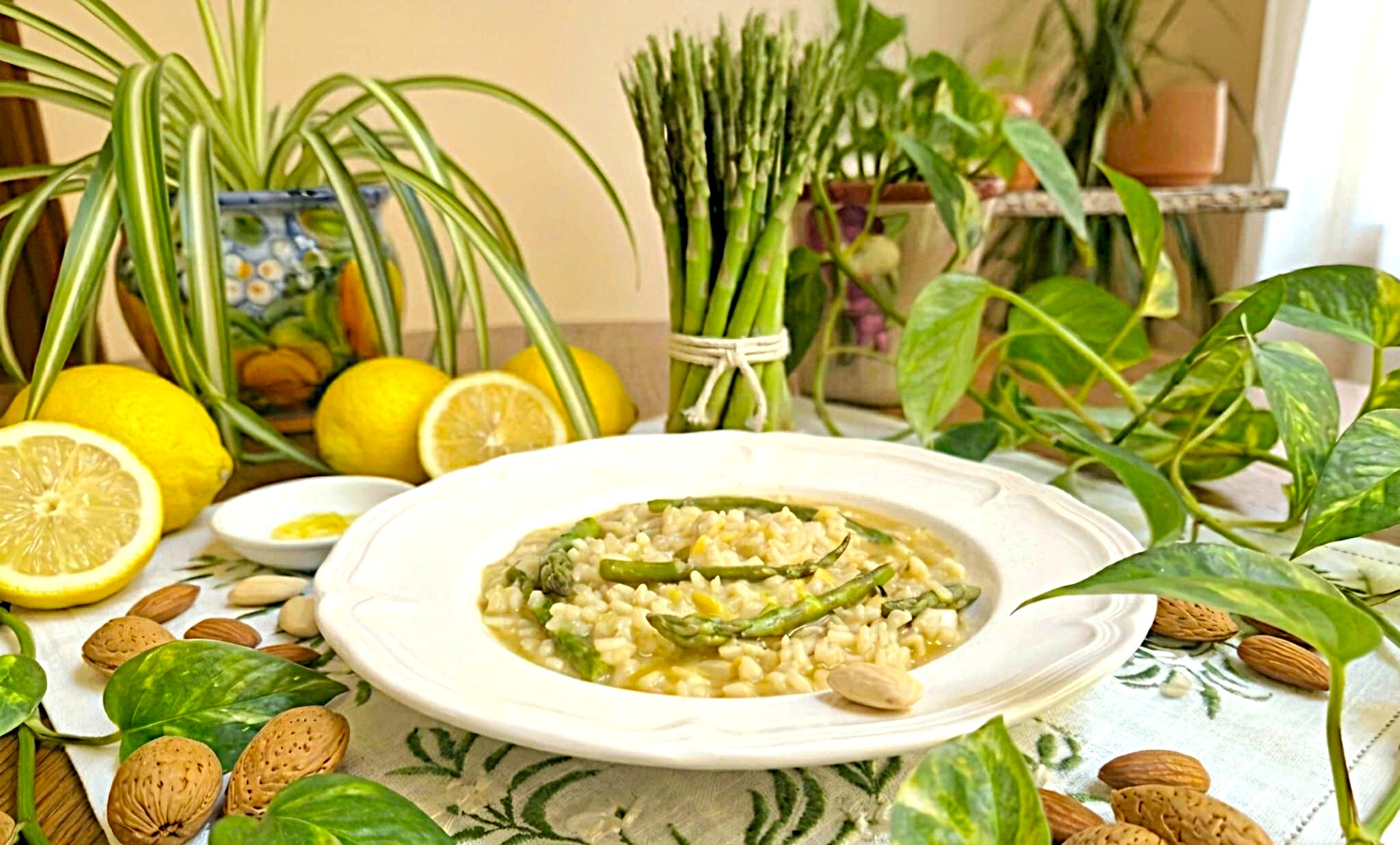 Risotto crémeux aux asperges, amandes torréfiées et zestes de citron