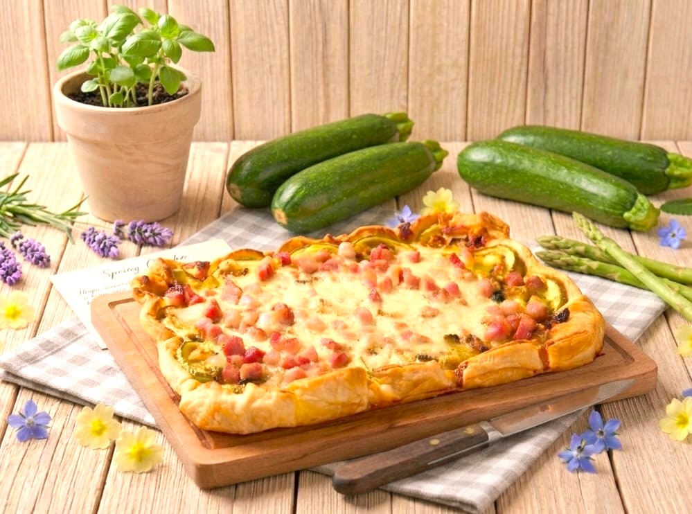 La tarte en pâte feuilletée aux courgettes façon carbonara