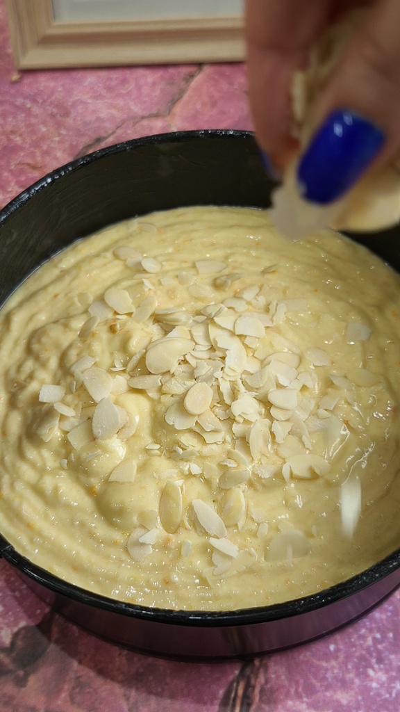 Verser la pâte dans le moule et répartir les amandes effilées