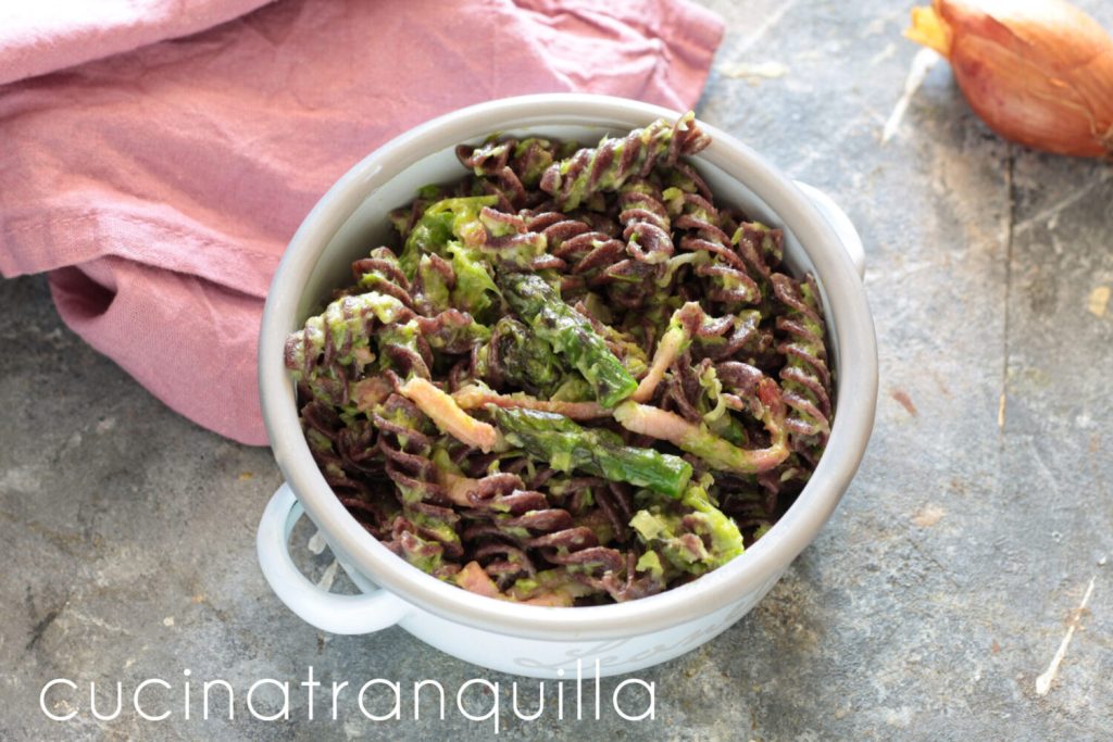 Pâtes Venere aux asperges et speck