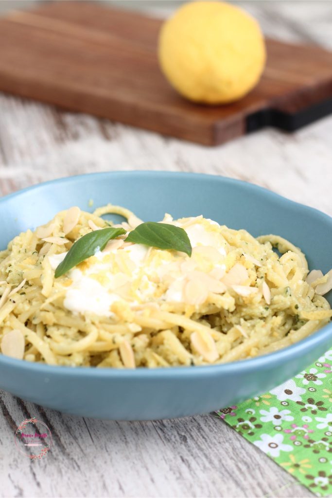 Linguine au pesto d'amandes et stracciatella, plat crémeux au parfum de citron