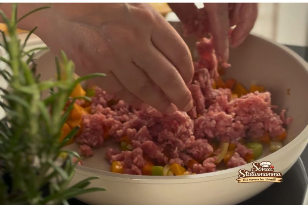 Mirepoix de céleri, carotte et oignon qui rissolent à la poêle avec la viande