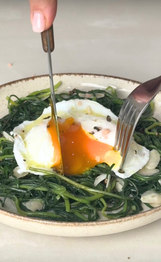 Agretti sautés avec œufs pochés