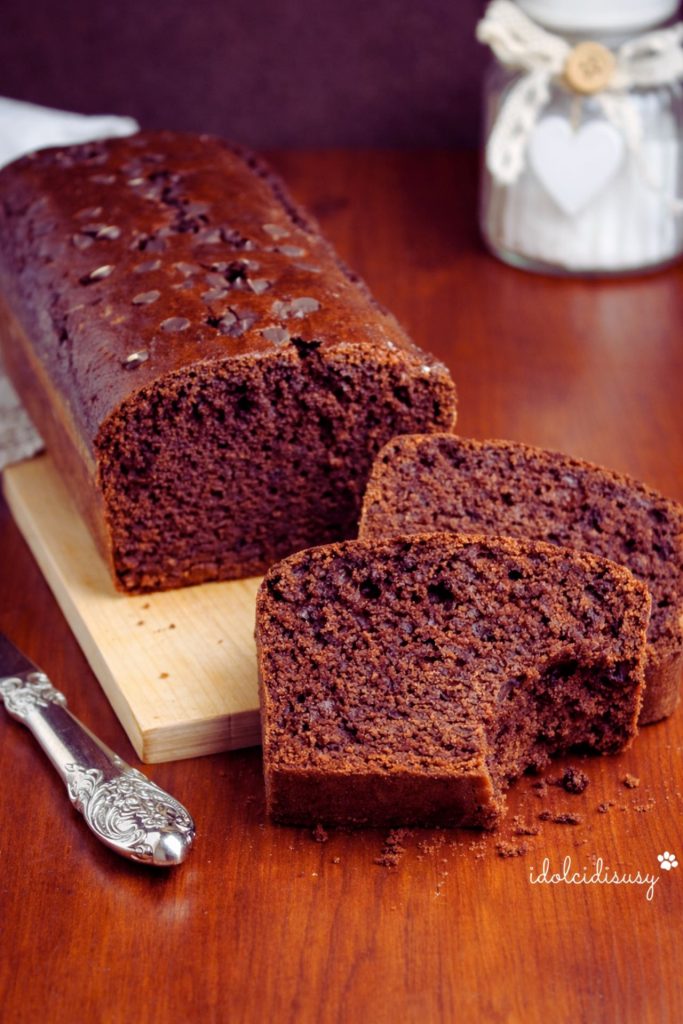 Plumcake aux blancs d’œufs et cacao moelleux avec pépites de chocolat et tranche mordue