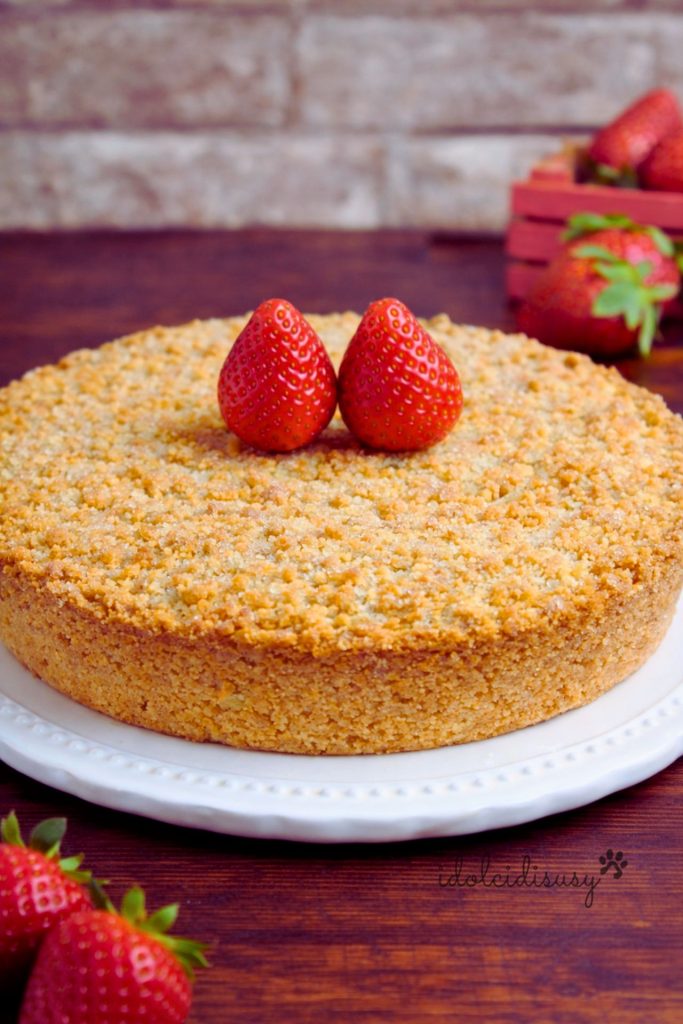 Sbriciolata aux fraises avec pâte sablée croustillante et garniture de fraises fraîches sur assiette blanche