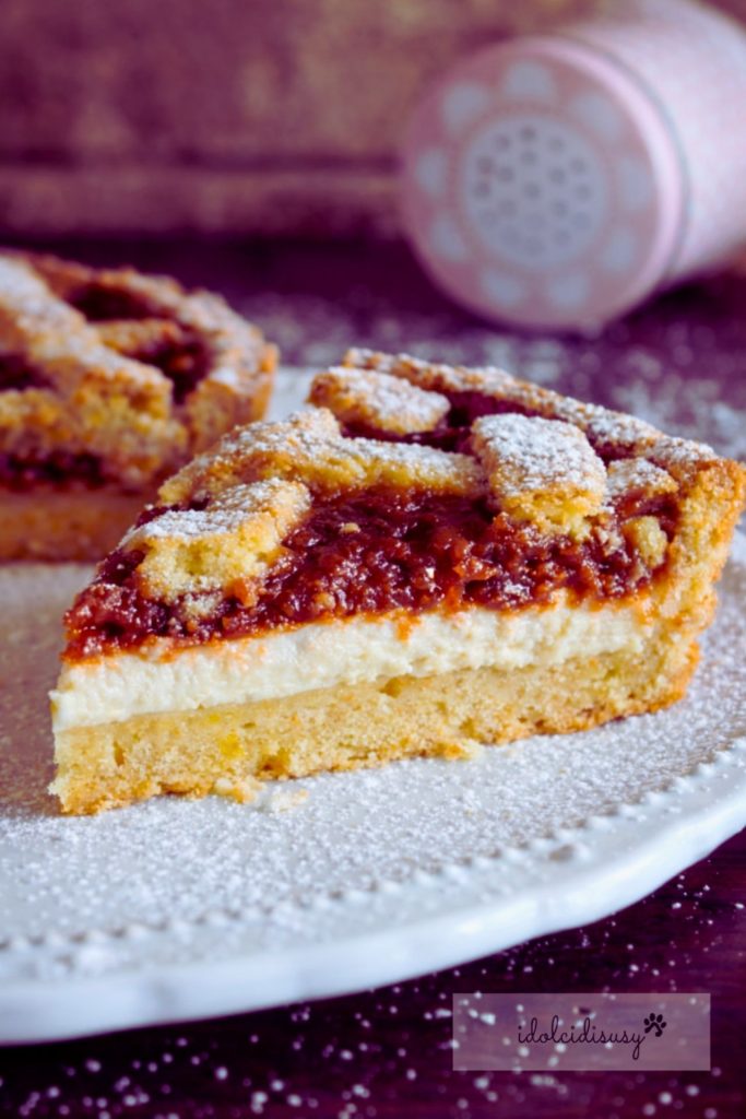 part de tarte à la ricotta et confiture avec une garniture crémeuse et une pâte sablée friable