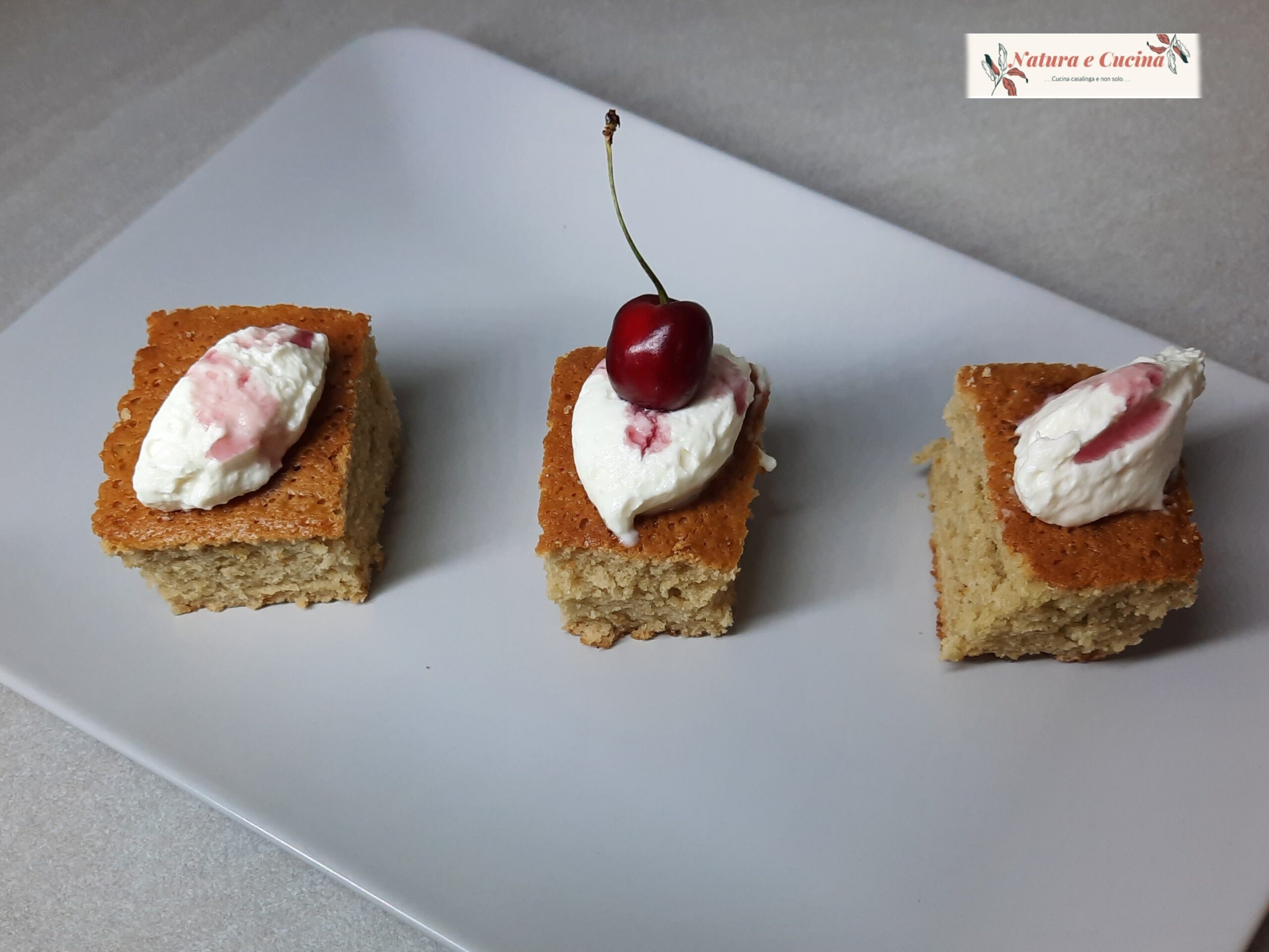 Mini-gâteaux à l&rsquo;amarena avec quenelle de crème blanche au mascarpone