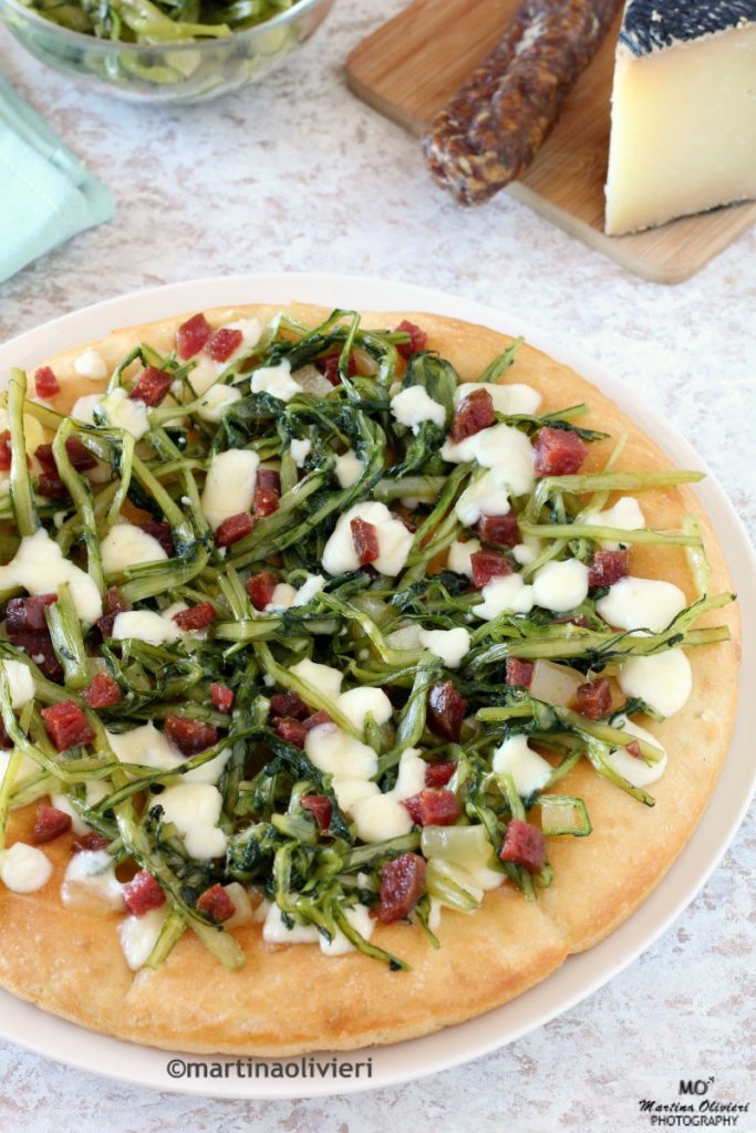 Pizza à la chicorée, salami et fromage