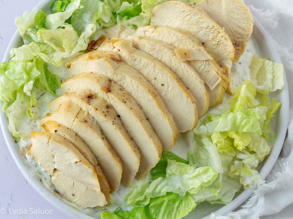 Poulet en tranches avec sauce au yaourt