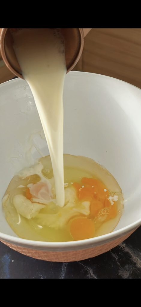 On mélange œufs, lait, huile