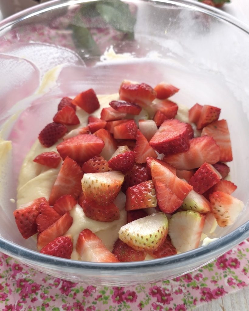 ajoutez les fraises coupées en morceaux