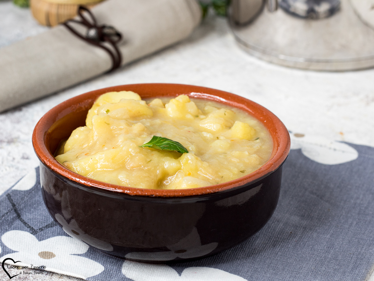 SOUPE DE POMMES DE TERRE ET OIGNONS