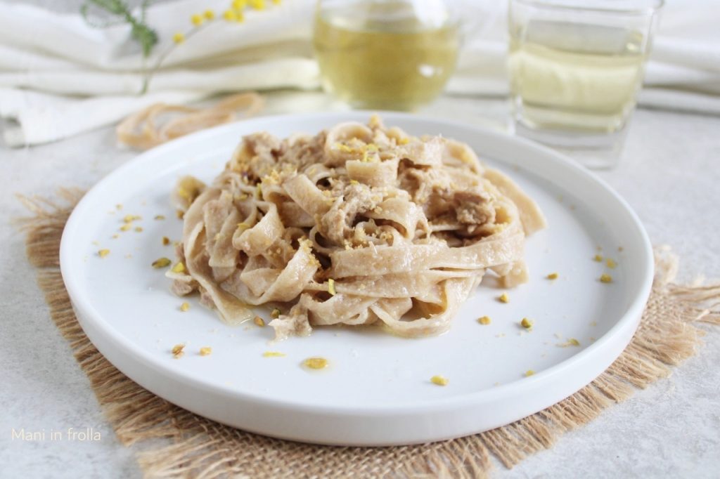 Tagliatelles à l'épeautre, thon et pistaches concassées