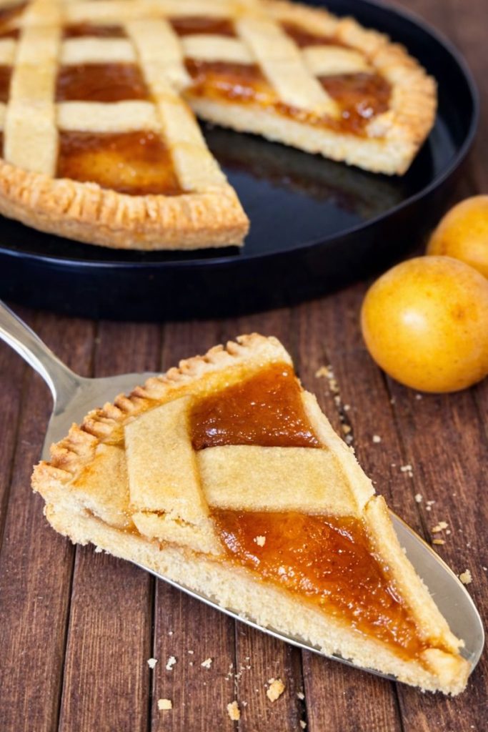 Part de tarte avec pâte sablée sans repos et confiture, moelleuse et friable