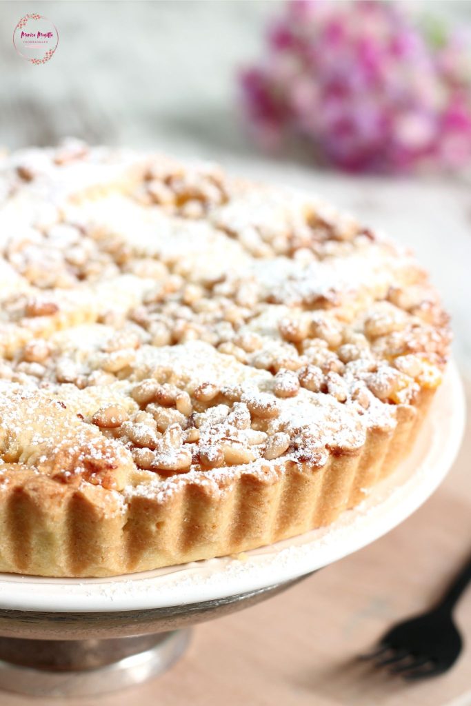 Tarte de mamie classique à la crème pâtissière et aux pignons