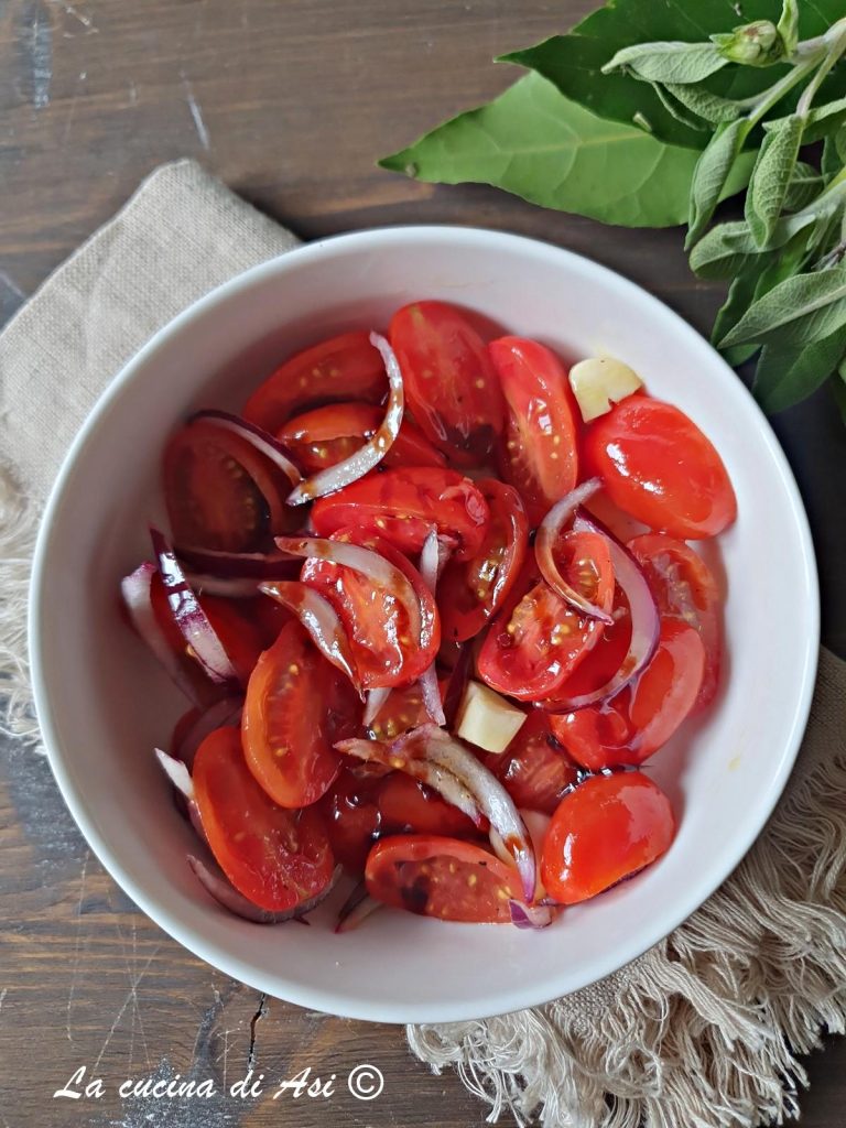Tomates cerises assaisonnées pour bruschettes