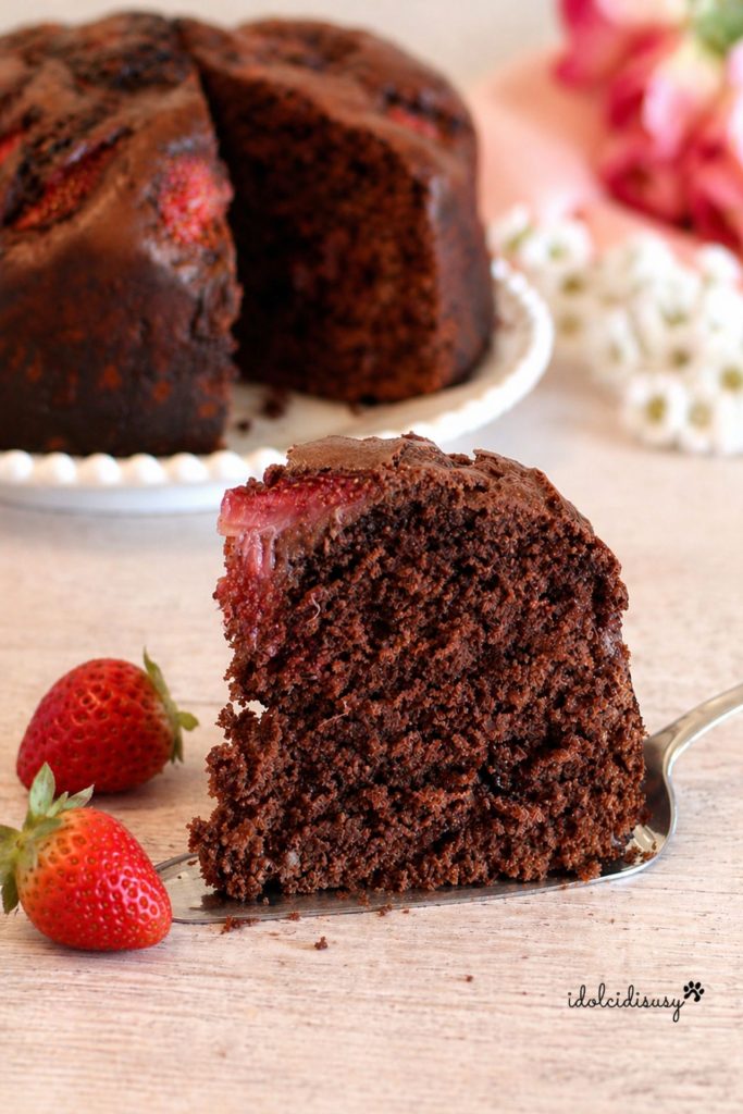 part de gâteau chocolat et fraises facile moelleux avec intérieur moelleux et fraises visibles