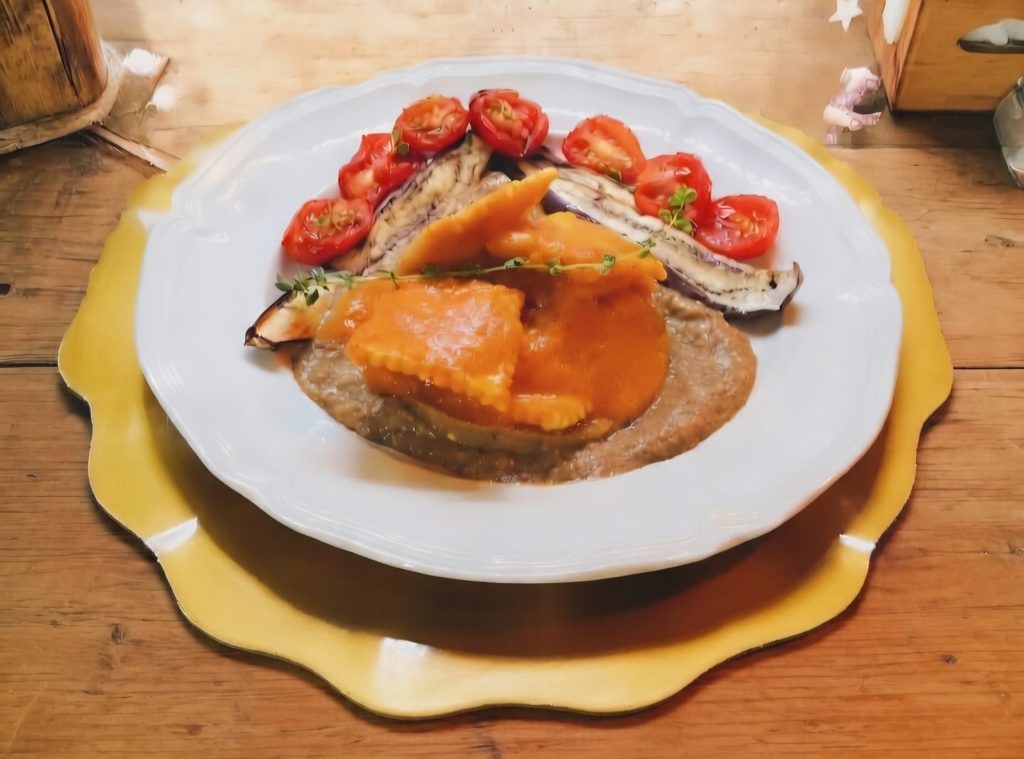Raviolis crémeux avec mousse de tomates cerises et aubergines