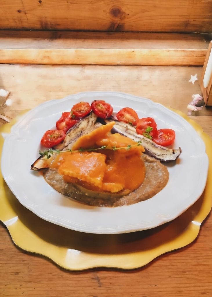Raviolis crémeux avec mousse de tomates cerises et aubergines