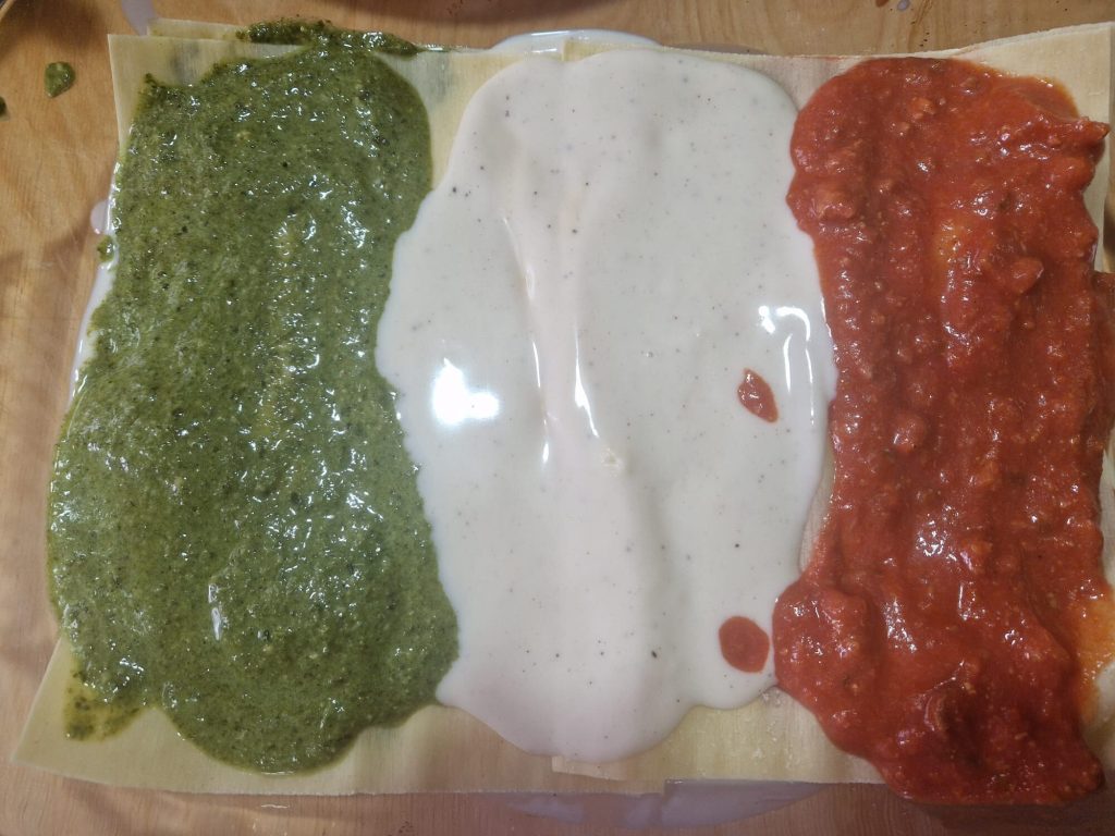 Lasagnes tricolores au pesto, béchamel et ragù