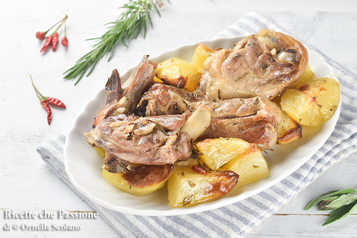 Agneau rôti au four avec pommes de terre au vin blanc pour Pâques