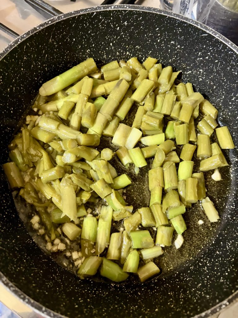 asperges sautées à la poêle avec huile, ail et piment