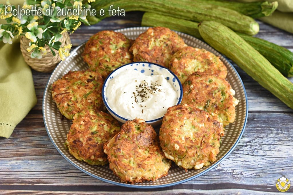 boulettes grecques de courgettes et feta recette grecque originale kolokithokeftedes il chicco di mais
