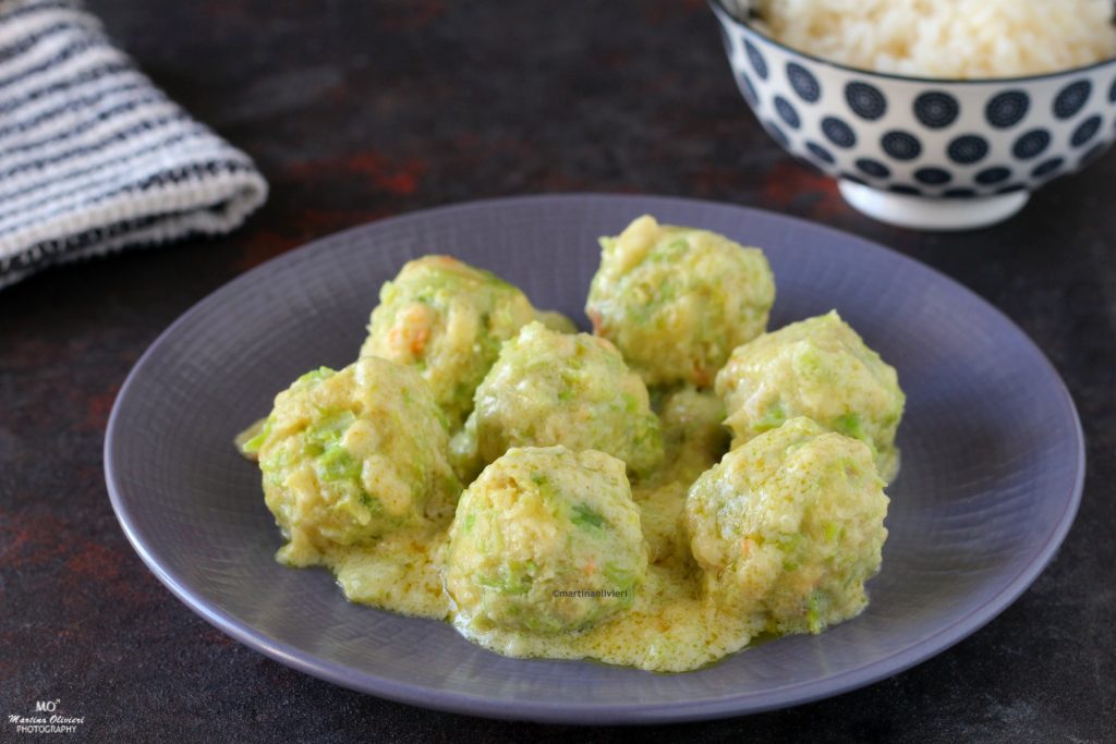 Boulettes de pain et chou vert à la sauce au lait de coco