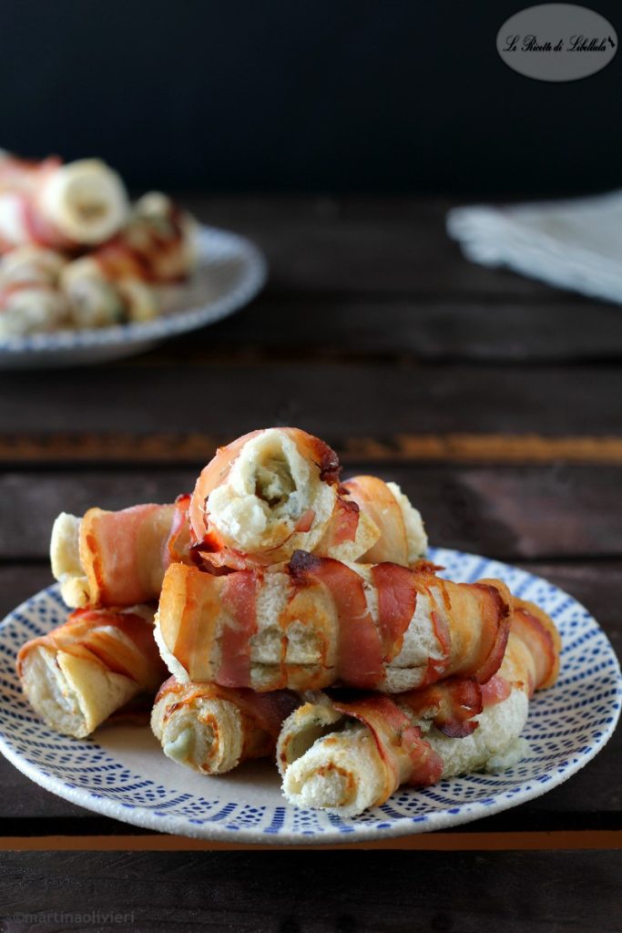 Cannolis de pain de mie et pancetta fourrés au fromage