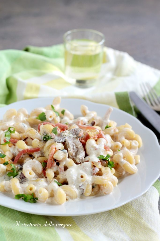 Gros plan vertical de Cellentani avec crème de champignons et speck croustillant, recette boscaiola rapide.