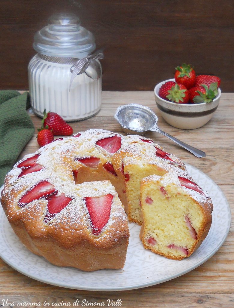 ciambellone au yaourt et aux fraises vertical