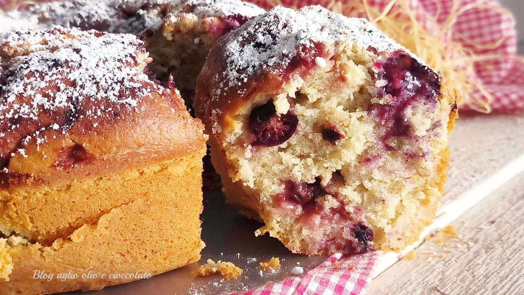 Tranche moelleuse de ciambellone aux myrtilles