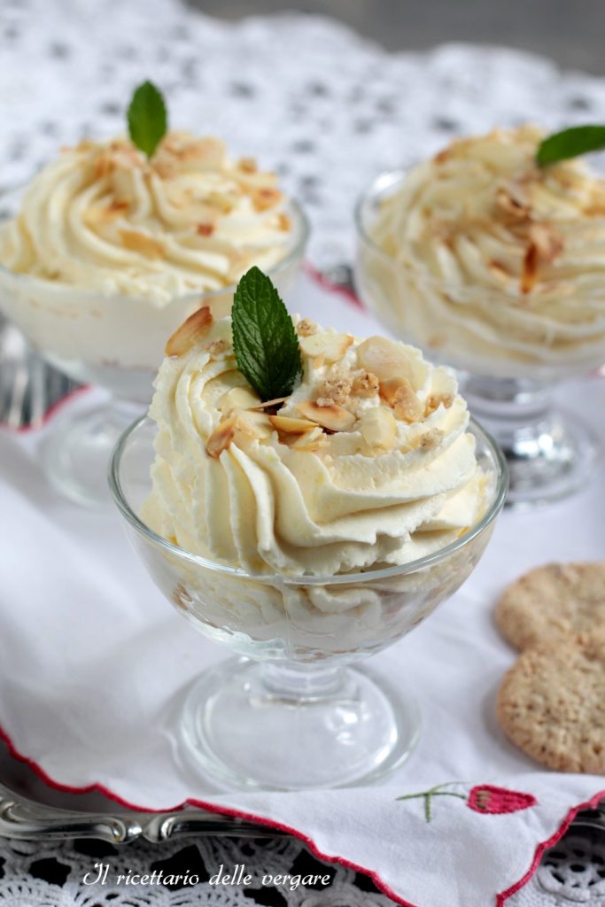 Coupelle de crème au citron sans cuisson avec une feuille de menthe